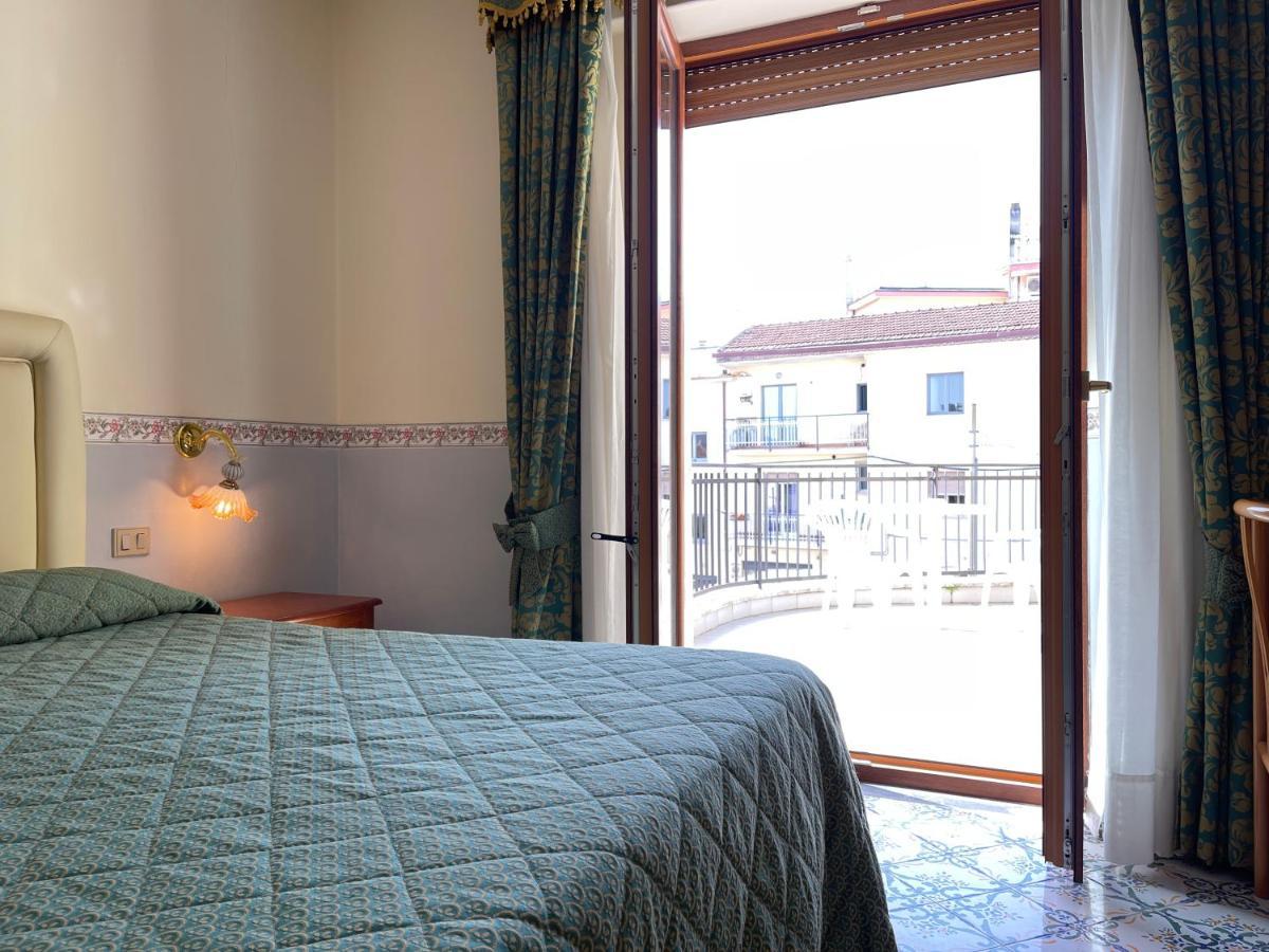 Hotel Reginella SantʼAgata sui Due Golfi Εξωτερικό φωτογραφία