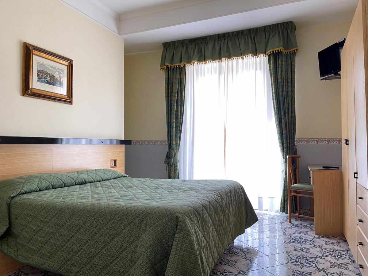 Hotel Reginella SantʼAgata sui Due Golfi Εξωτερικό φωτογραφία