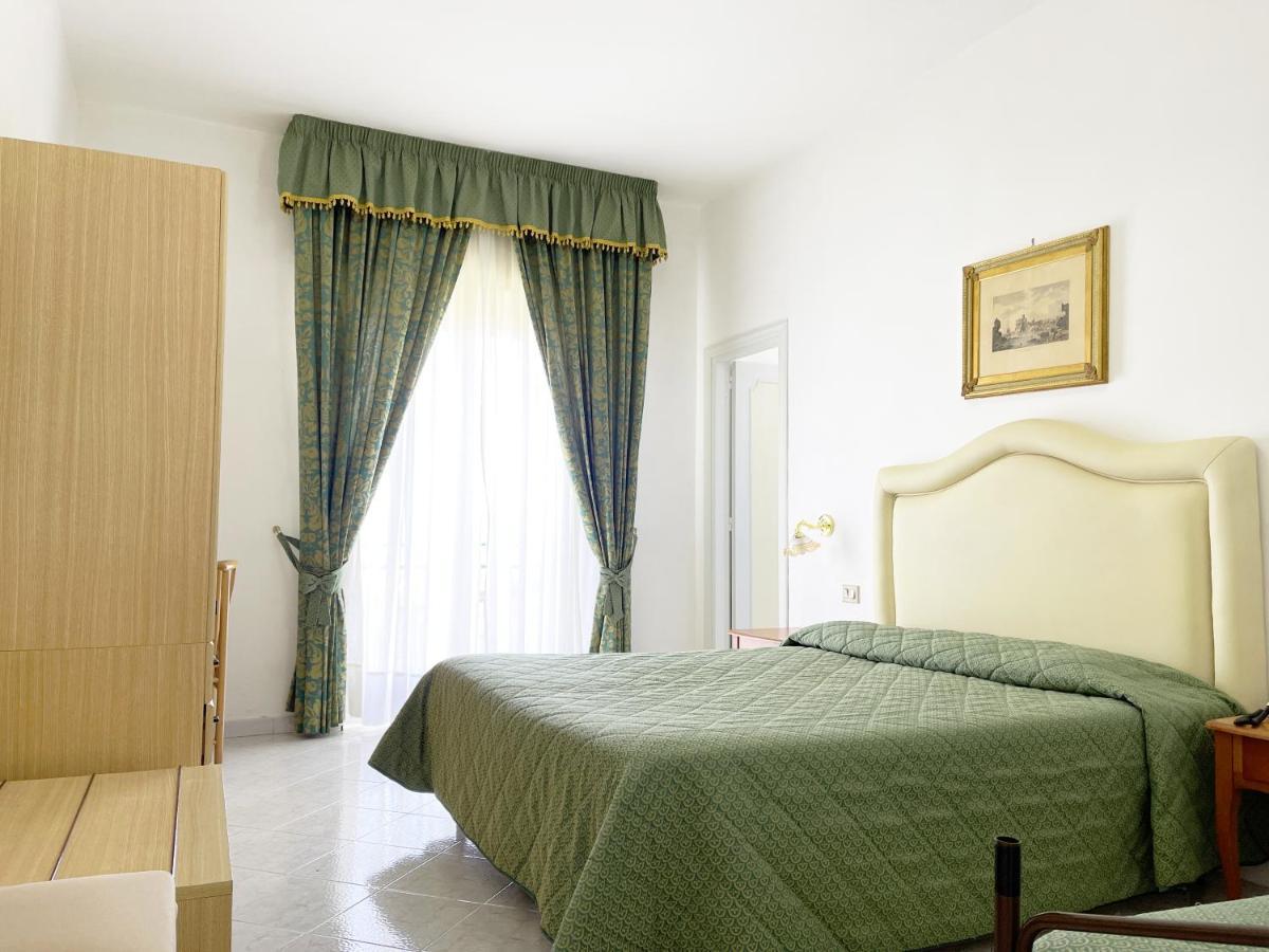 Hotel Reginella SantʼAgata sui Due Golfi Εξωτερικό φωτογραφία